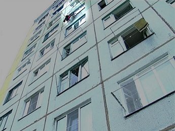 В Омске отец-наркоман выбросил ребенка из окна