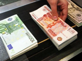 Рубль теряет против доллара и евро на давлении со стороны нефти