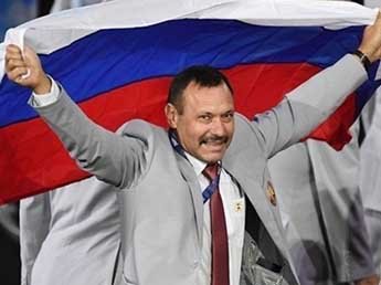 Пронесший флаг России белорус рассказал о своем поступке