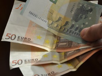 Официальный курс евро откатился к 71 рублю