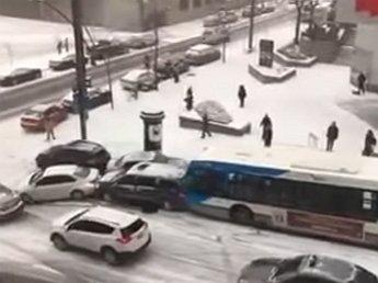 В Монреале произошло массовое ДТП с участием полиции и снегоуборщика