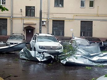 Башенный кран рухнул во время урагана в Люберцах (ВИДЕО)