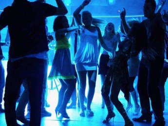 В Томске студентка ублажила парня на сцене клуба ради бесплатных коктейлей