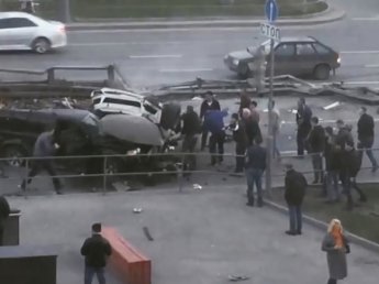 В Москве самосвал со щебнем снес две машины: один человек погиб