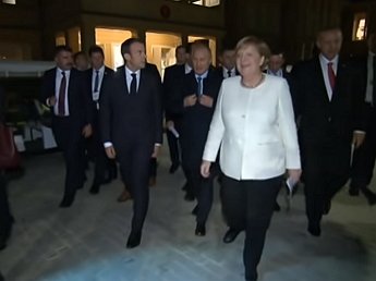 Меркель заговорила по-русски, увидев пальто Путина