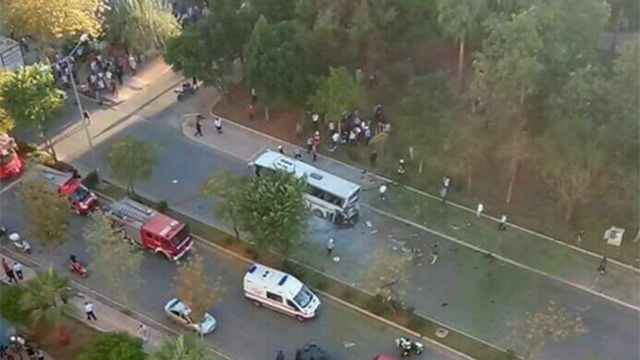 Мощный взрыв прогремел в Турции у автобуса с полицией (ФОТО)