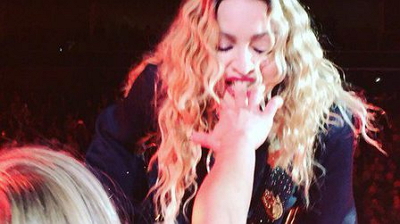 Мадонна укусила за палец фанатку из Красноярска