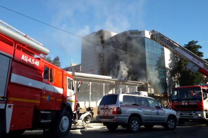 В Сочи загорелся торговый центр