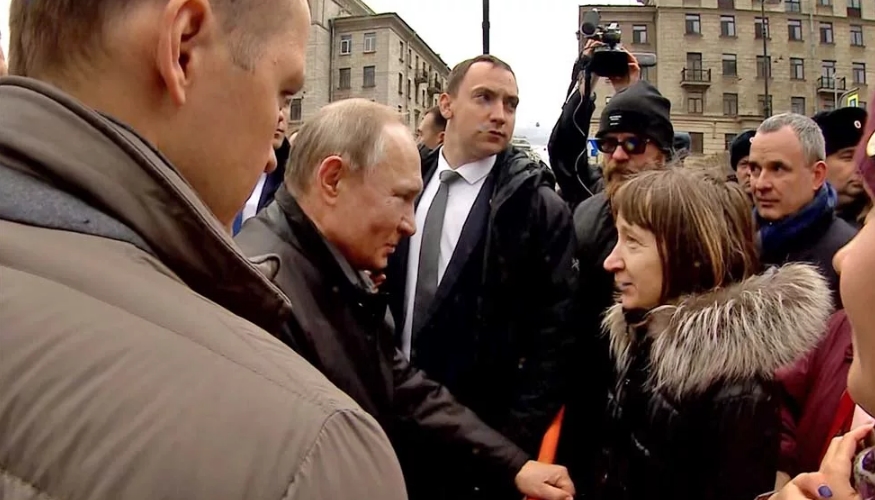 СМИ нашли в толпе случайных прохожих, встретившихся с Путиным в Петербурге, чиновников и троллей