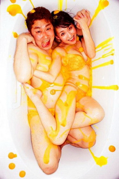 Японский фотограф взорвал интернет снимками влюбленных в ваннах