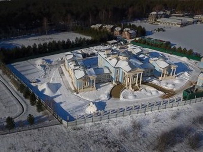 СМИ нашли дворец в Подмосковье у главного охранника Медведева
