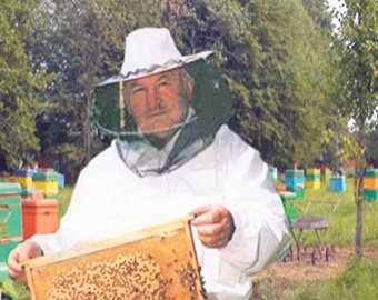 Лужков после отставки навестил своих пчел