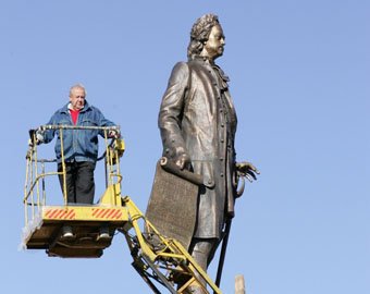 Сперва в Москве выкинули мэра, теперь взялись за главного скульптора