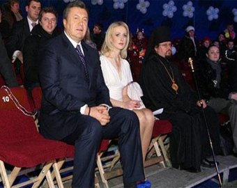 Блондинка Януковича опровергла слухи о ее «близости» с президентом