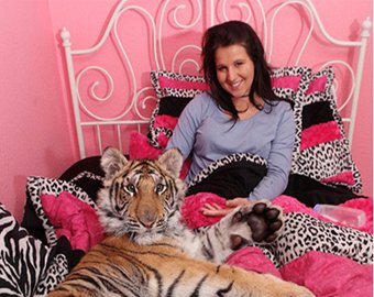 Девочка поселила в своей комнате тигра
