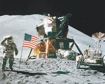 Нил Армстронг: «Другие космические корабли стоят по ту сторону кратера и наблюдают за нами!»