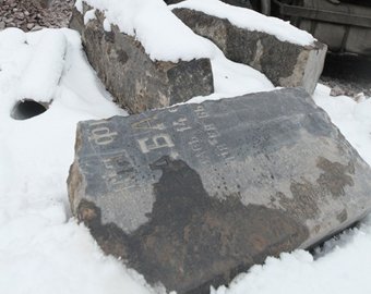 Жуткая история: в центре Петербурга нашли улицу, вымощенную надгробиями