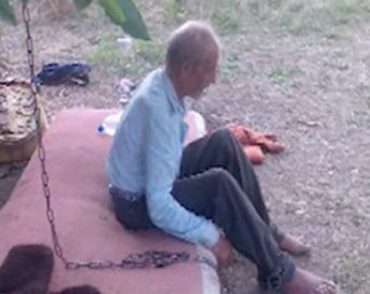 70-летнего старика посадил на цепь зять-уголовник