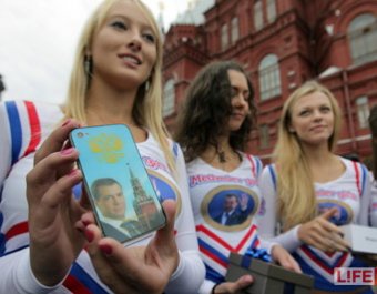 Медведеву собирались подарить "серый" iPhone