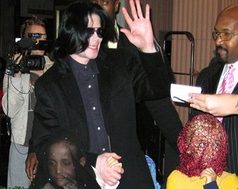 Дочка Майкла Джексона рассказала, почему отец заставлял ее ходить в маске