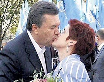 Янукович ушёл от жены в вертолёте