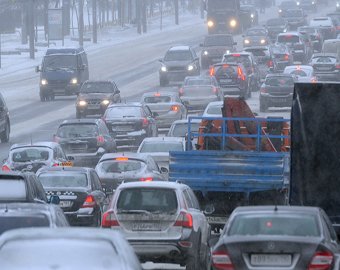 Московские автомобилисты о рекордном снегопаде: "Может эвакуаторы не пройдут?"