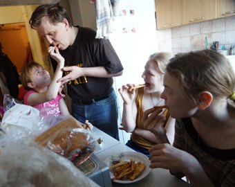 В Екатеринбурге слепой отец в одиночку воспитал троих дочерей