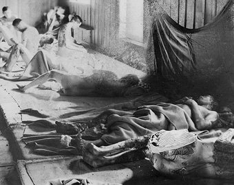 «Обезображенные японцы лежали на полу, тысячи мух облепили их открытые раны…»