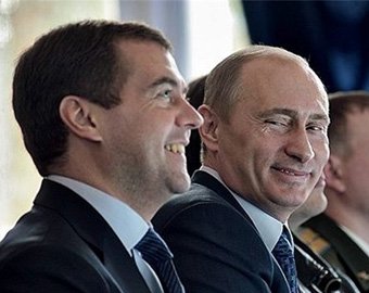 Почему Путин и Медведев вместе уехали из России?
