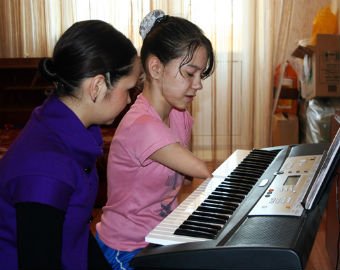 «Я как все»: девочка-инвалид занимается музыкой и учит людей любить жизнь