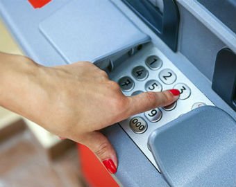 Как избежать проблем при снятии наличных в банкомате