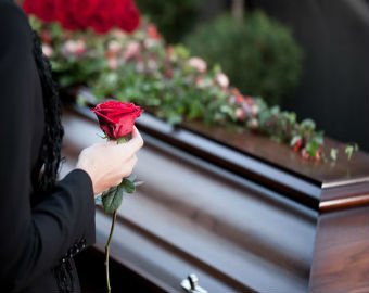 Откровения ритуального агента: «Похоронщики» продают убитым горем родственникам даже те услуги, которых на самом деле нет