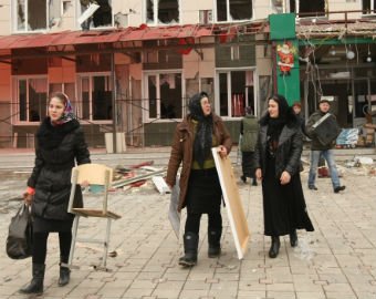 Как в Чечне всем миром выселяют родственников террористов