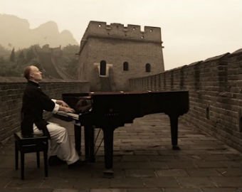 «Поставить фортепиано на вершине горы или на движущийся поезд — это сумасшествие»