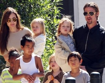 Анджелина Джоли о жизни после развода с Брэдом Питтом: "Сейчас мы все пытаемся излечить нашу семью"