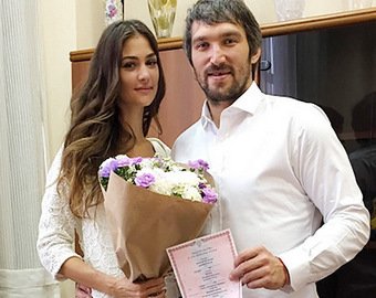 Свадьба Александра Овечкина и Анастасии Шубской: хоккеист станцевал полуголым, а жена-модель спела для мужа