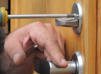 Когда нужно быстро менять дверной замок?