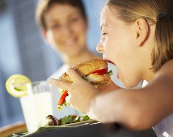 Правильное питание школьника: можно ли есть фастфуд