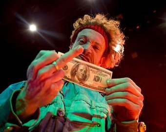 «Мизерные зарплаты и лабуда на сцене»