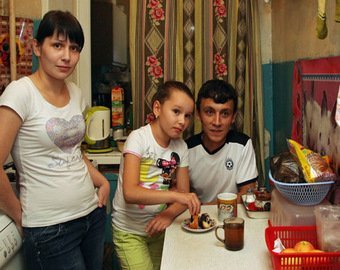 Родившая в 11 лет Валя Исаева разводится с супругом из-за побоев