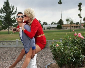 Она старше его: 5 жизненных уроков, которые мужчина усвоит из таких отношений