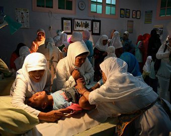 «Это сделает тебя спокойнее»: 
Истории женщин, которым сделали обрезание