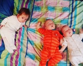 Дневник трижды мамы: “Все трое делают такие лица, будто их сейчас будут кормить омарами и поить дорогим шампанским”