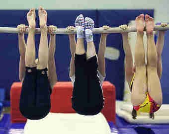 «Оттирали фекалии, дочь заболела пиелонефритом»: жуткие нравы питерской спортшколы