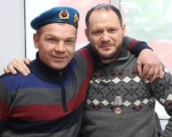 Десантники, воевавшие в Чечне, встретились спустя 17 лет благодаря потерянным фотоальбомам