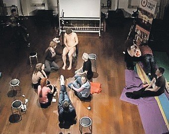 Психолог заставлял пациенток раздеваться на публике и отдавать бриллианты