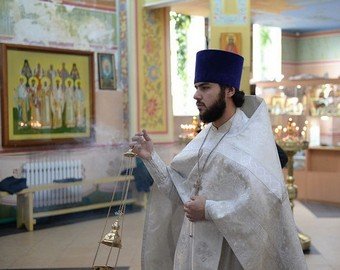 "Мы держали дверь, а они в нее стреляли в упор": Настоятель храма в Грозном рассказал о нападении боевиков
