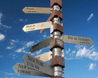 Работа за границей привлекает почти половину россиян