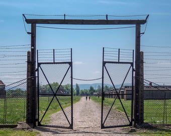 Реновация Освенцима: кто и как живёт в бывших бараках лагеря смерти