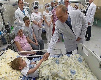 Папа мальчика, которого поцеловал Путин, отдал сыну свою почку